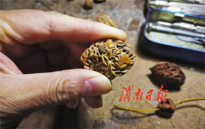 一颗被雕刻的果核.jpg